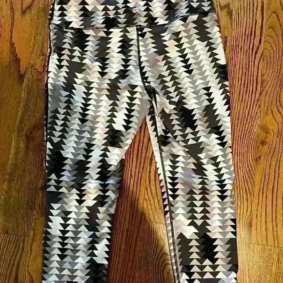 GUC - GAP Fit Workout Leggings - Black and white print - Size Large - Picture 3 of 4